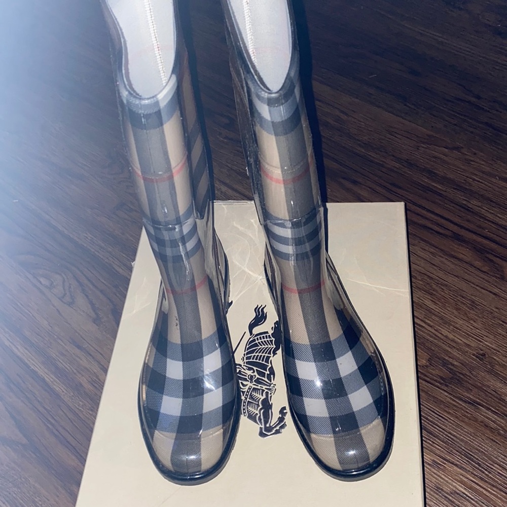 COPY - Burberry rain boats